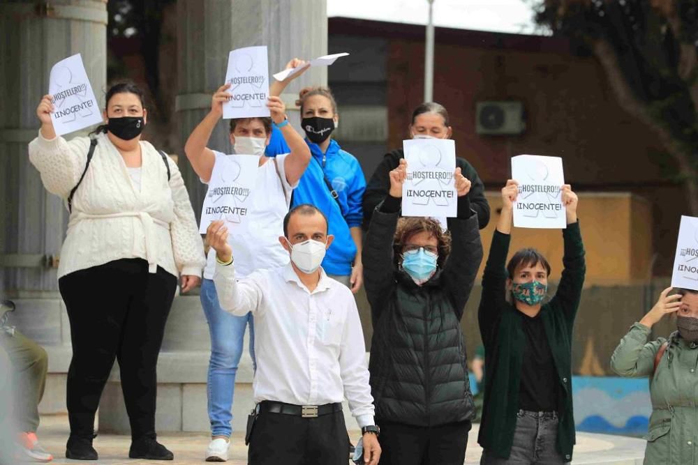 Hosteleros protestan en Cartagena por el cierre de los bares