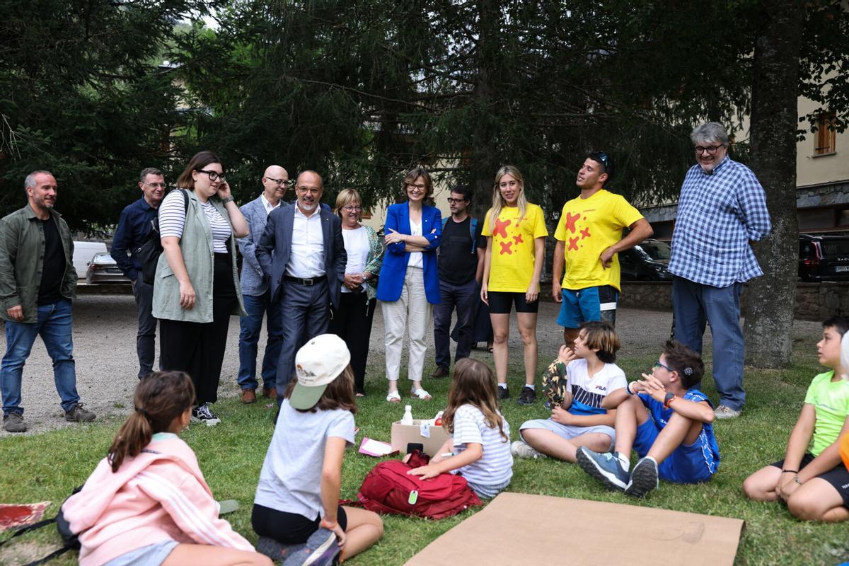 Imatge d'arxiu d'autoritats i families a l'Alberg La Molina Xanascat