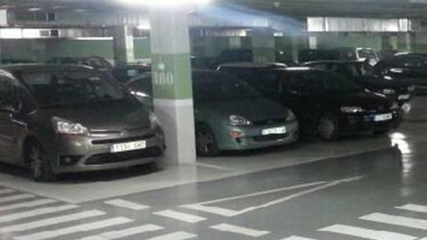 Vehículos en el aparcamiento subterráneo de Algemesí.
