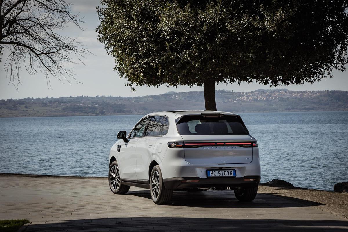 El B10 REEV Hybrid combina un sistema de propulsión eléctrica con un generador de gasolina de 1,5 litros integrado que recarga la batería cuando es necesario.