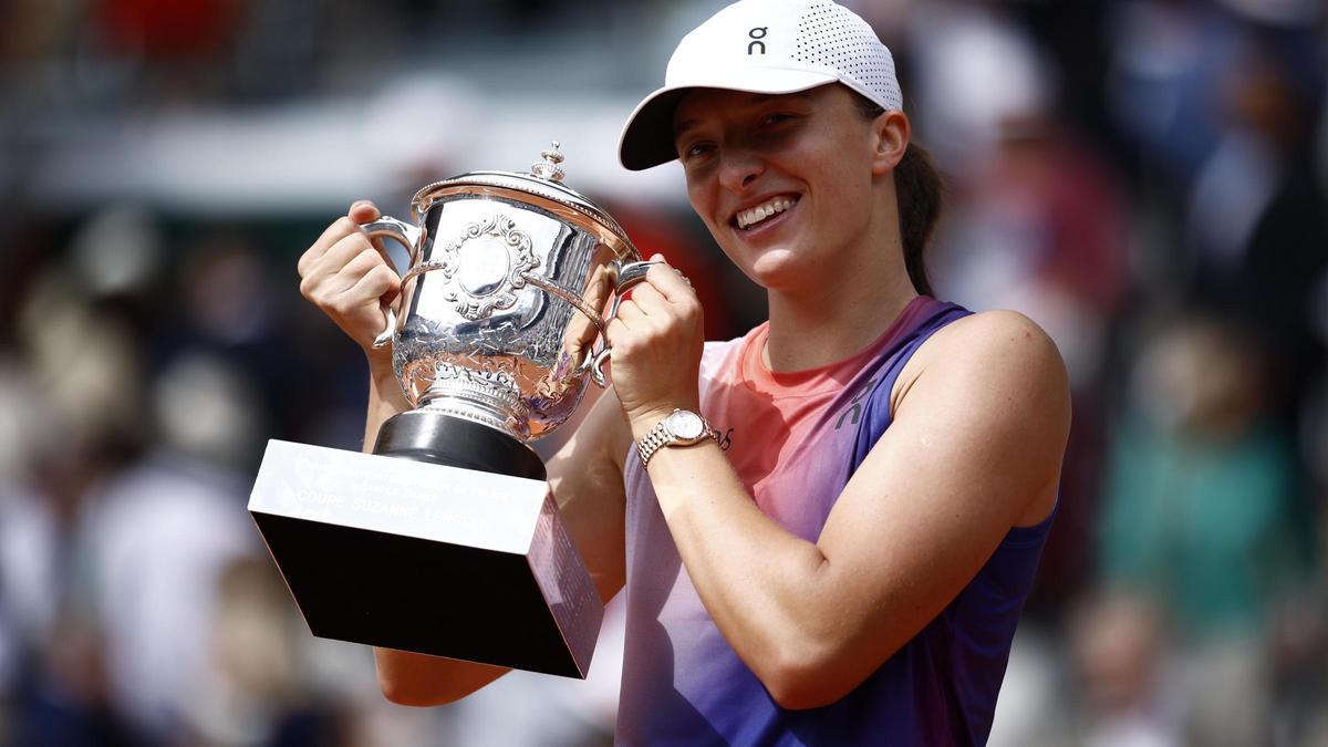 Iga Swiatek celebra su triunfo en Roland Garros.