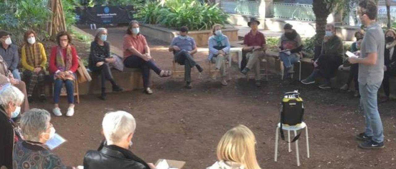 Actividad desarrollada por impulsores del cohousing en la Plaza del Príncipe, en Santa Cruz. | | E.D.