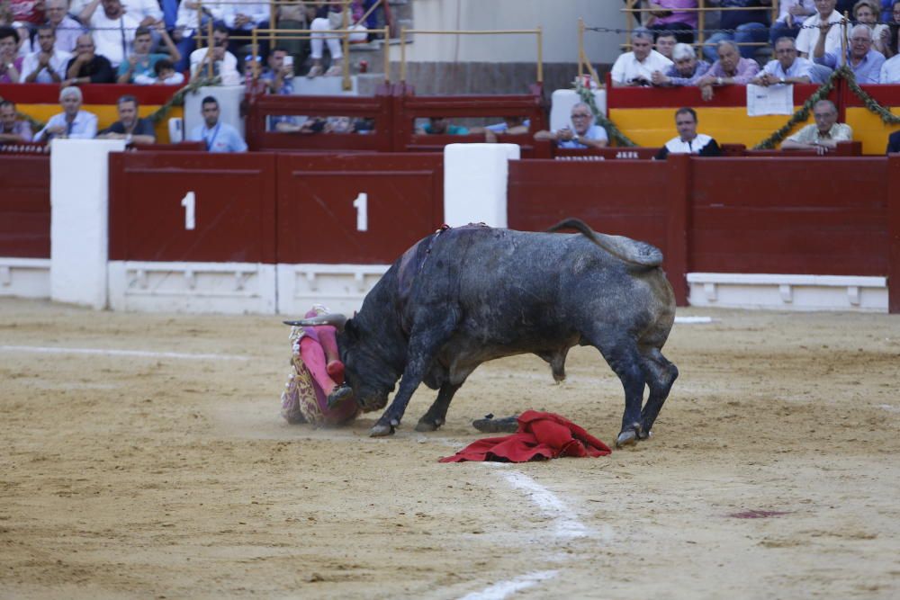 Cornada grave a Manuel Escribano cuando entraba a matar al cuarto toro.