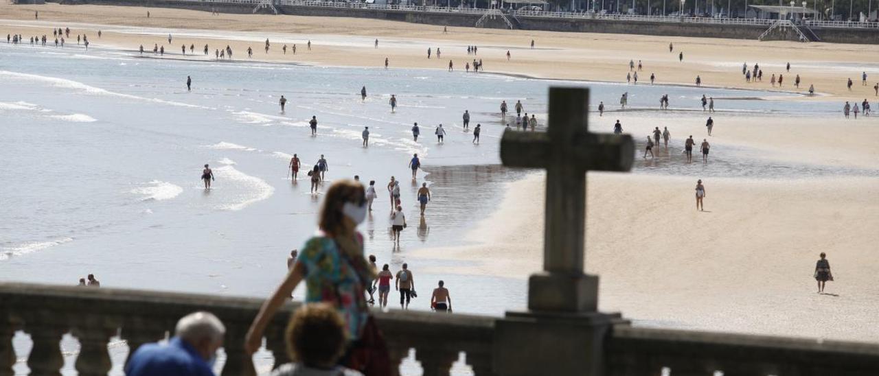 Paseantes por Gijón.