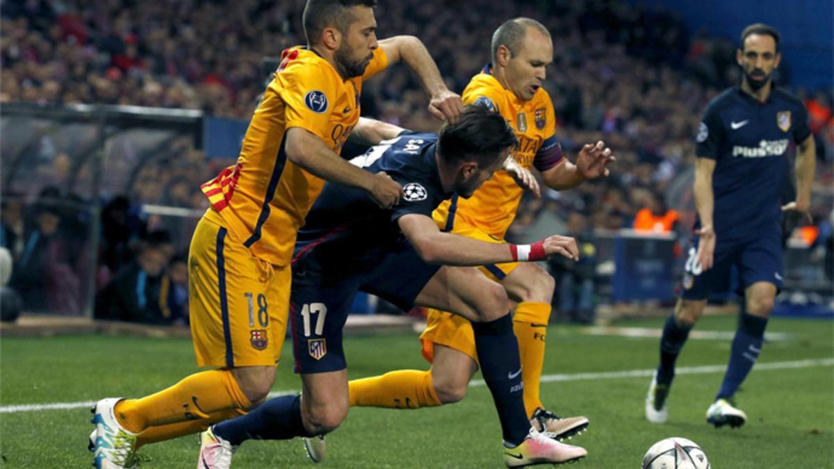 Saúl Ñíguez entre Jordi Alba y Andrés Iniesta en el Atlético - Barça de la Champions 2015/16