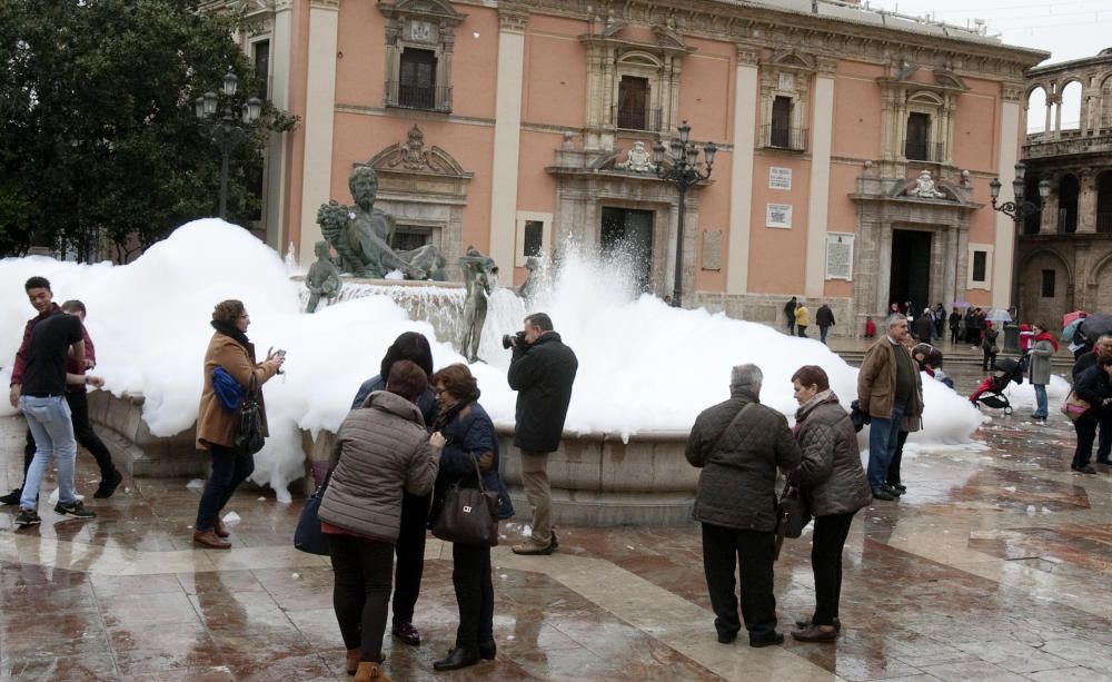 Espuma en la fuente de la plaza de la Virgen en Valencia