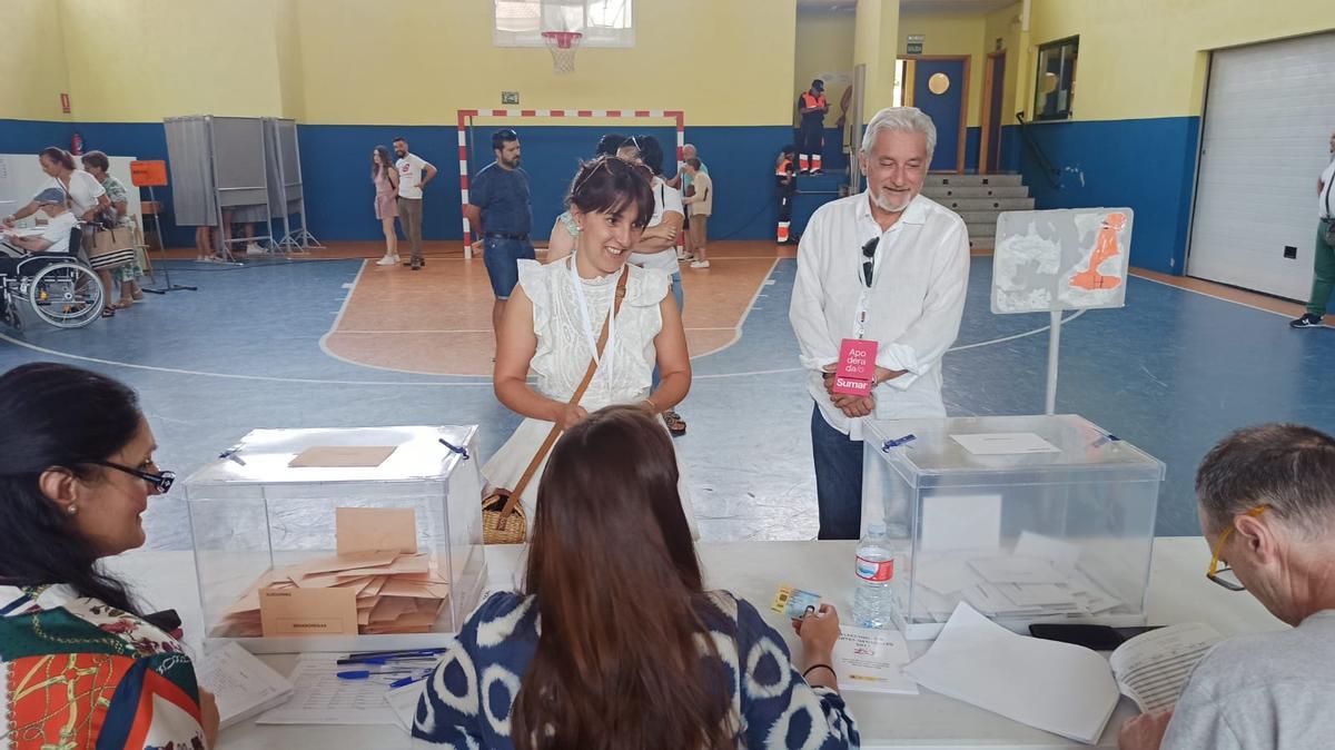 Ainhoa Santander, candidata por Sumarl al Senado, votando en el colegio Santa Clara.