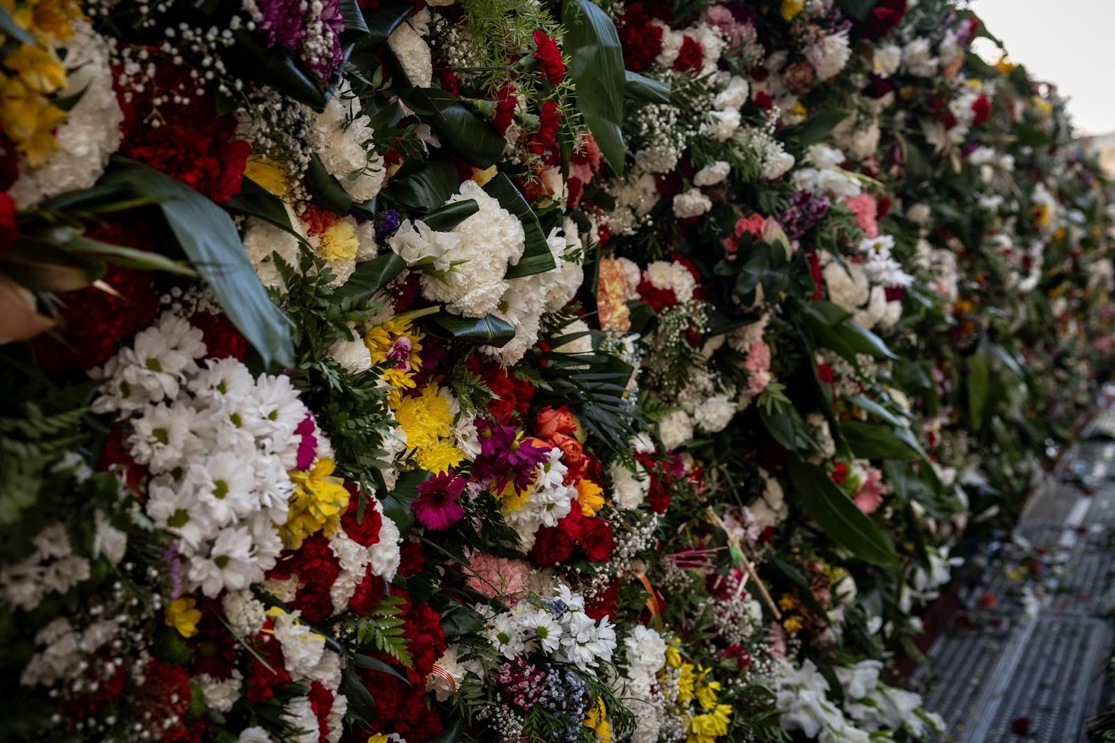 En imágenes | Zaragoza vive su día grande con la Ofrenda de Flores a la Virgen del Pilar