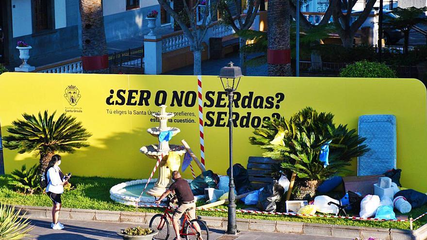 Santa Úrsula crea vertederos en lugares destacados como acto de concienciación