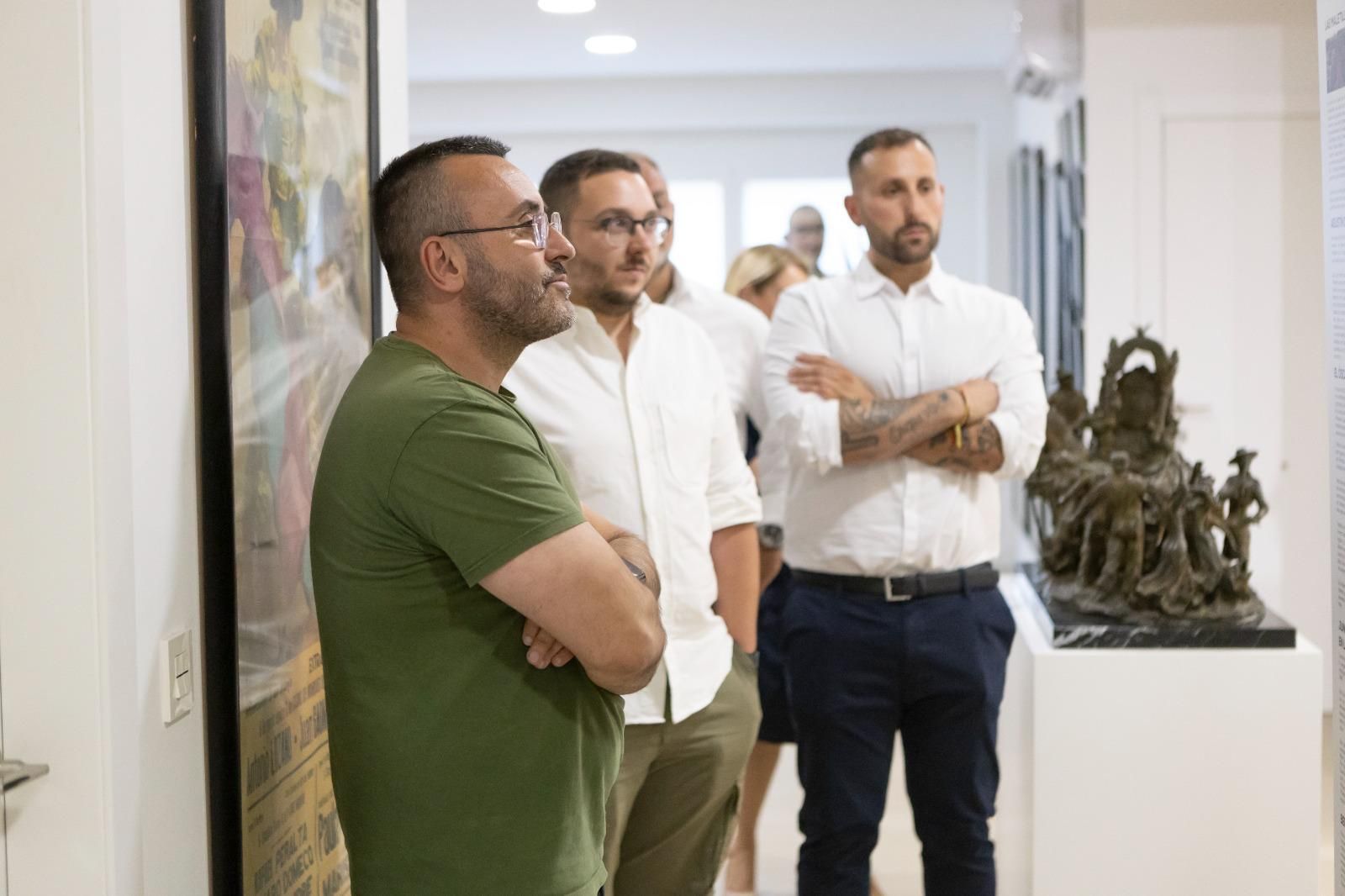 Fotos de la visita del alcalde y la comisión taurina de Vila-real al Museu del Bou de Burriana