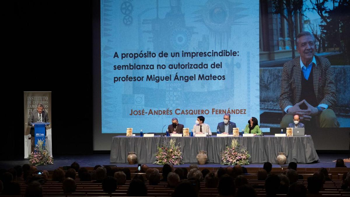José Andrés Casquero diserta sobre la trayectoria de Miguel Ángel Mateos.