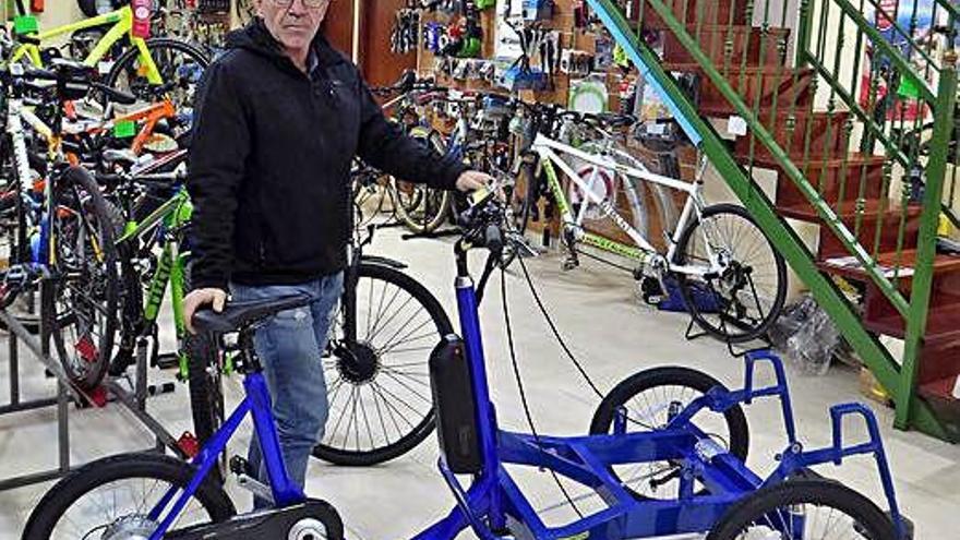 Añón, junto a la segunda bicicleta eléctrica adaptada que ha fabricado (menos el asiento, que está para limpiar).