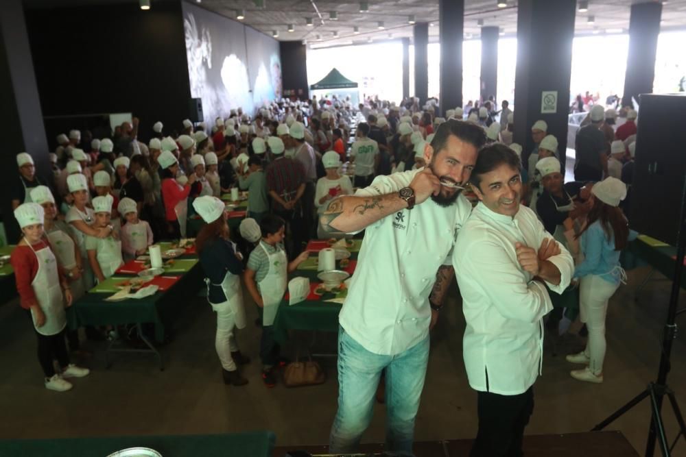 José Carlos García y Javier Peña enseñan a cocinar a los niños