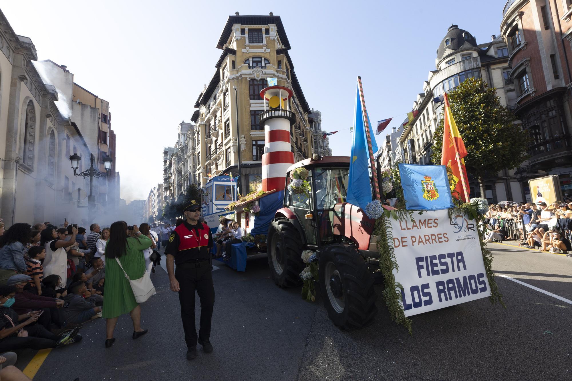 En Imágenes: El Desfile del Día de América llena las calles de Oviedo en una tarde veraniega