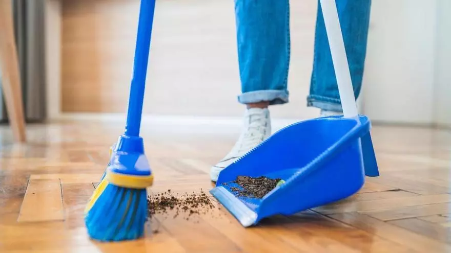 La razón por la que la gente deja de usar la aspiradora: pon una bolsa de plástico en la escob