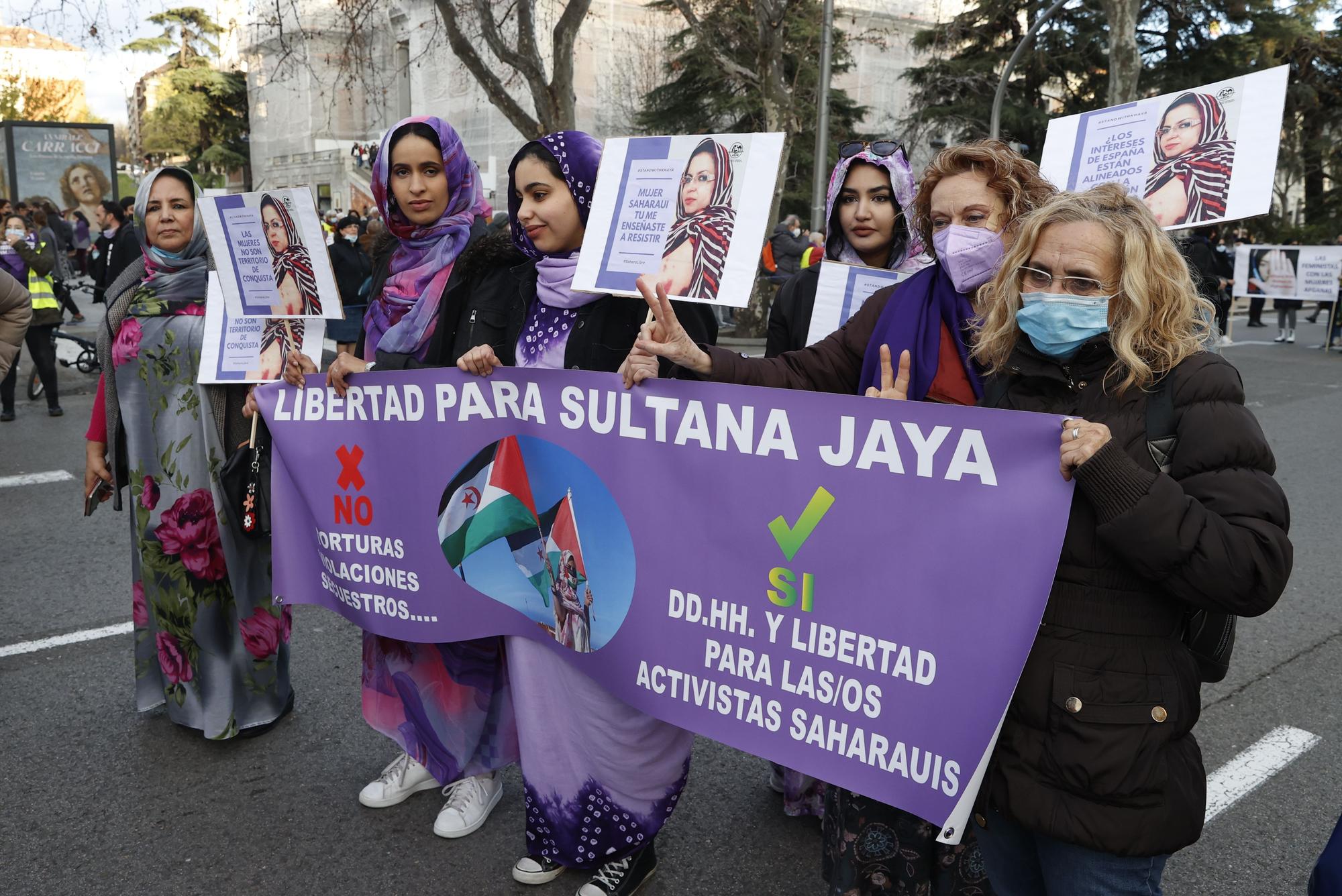 Miles de personas marchan por los derechos de las mujeres en Madrid