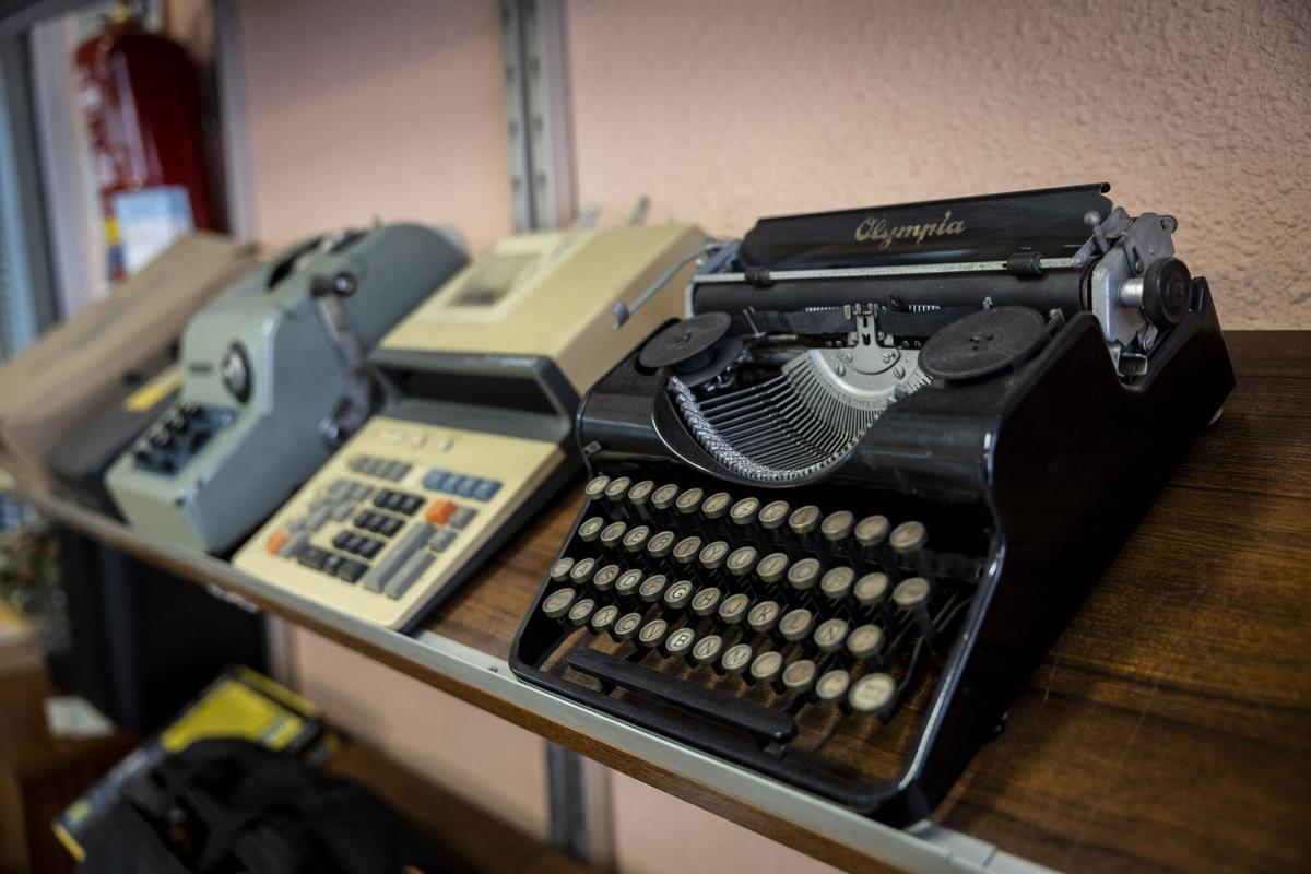 Gozalo y Jiménez S.L., uno de los pocos negocios en pie que reparan máquinas de escribir en Zaragoza