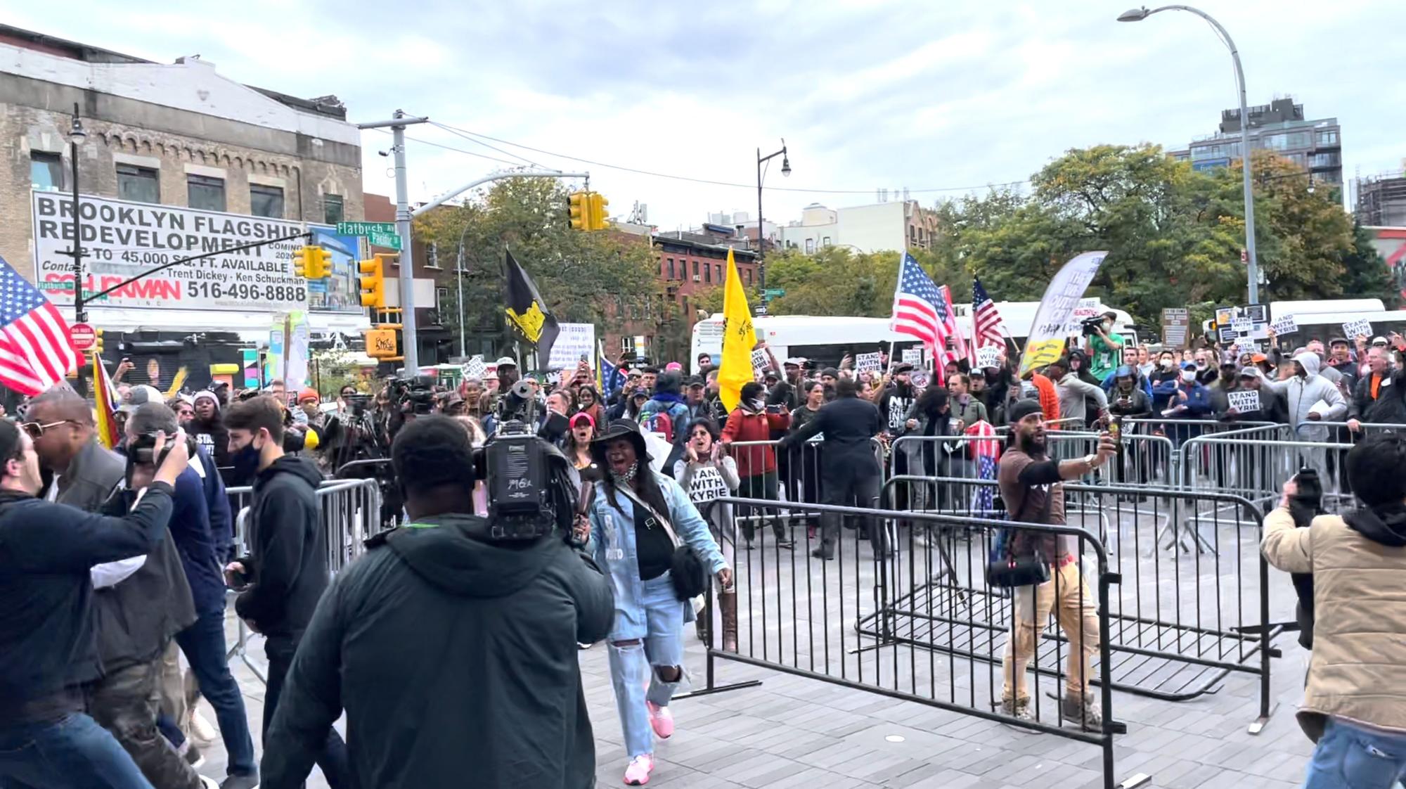 Concentración en apoyo a Kyrie Irving en las puertas del Barclays Center.