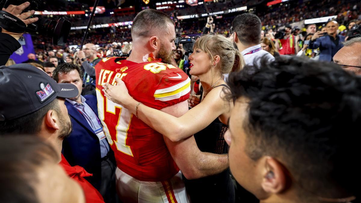 Travis Kelce, campeón del Super Bowl con Chiefs, participa en un concierto de Taylor Swift