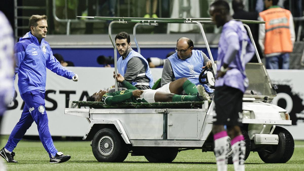 Endrick se lesionó en la Copa Libertadores y salió en camilla