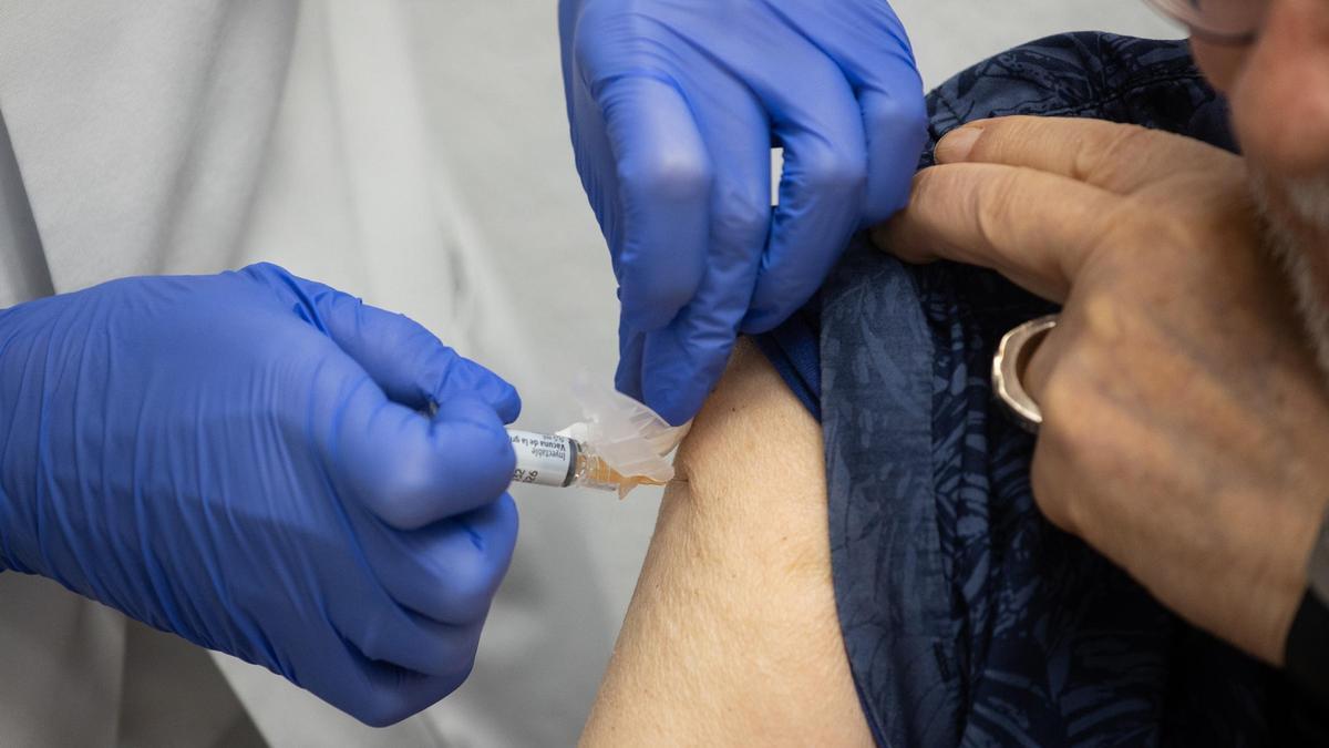 Archivo - Una mujer se vacuna durante el inicio de la campaña de vacunación de la gripe