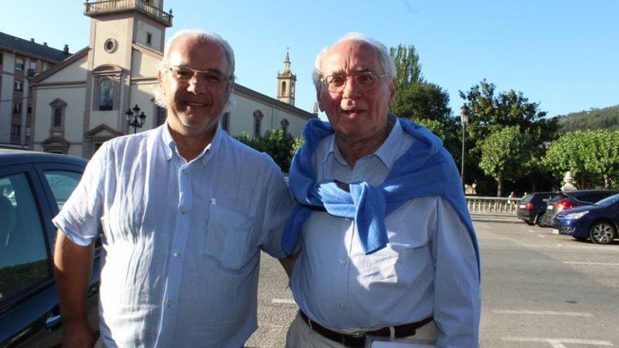 Juan José Pardo con Emilio Marcos Vallaure, ayer, en Vegadeo.