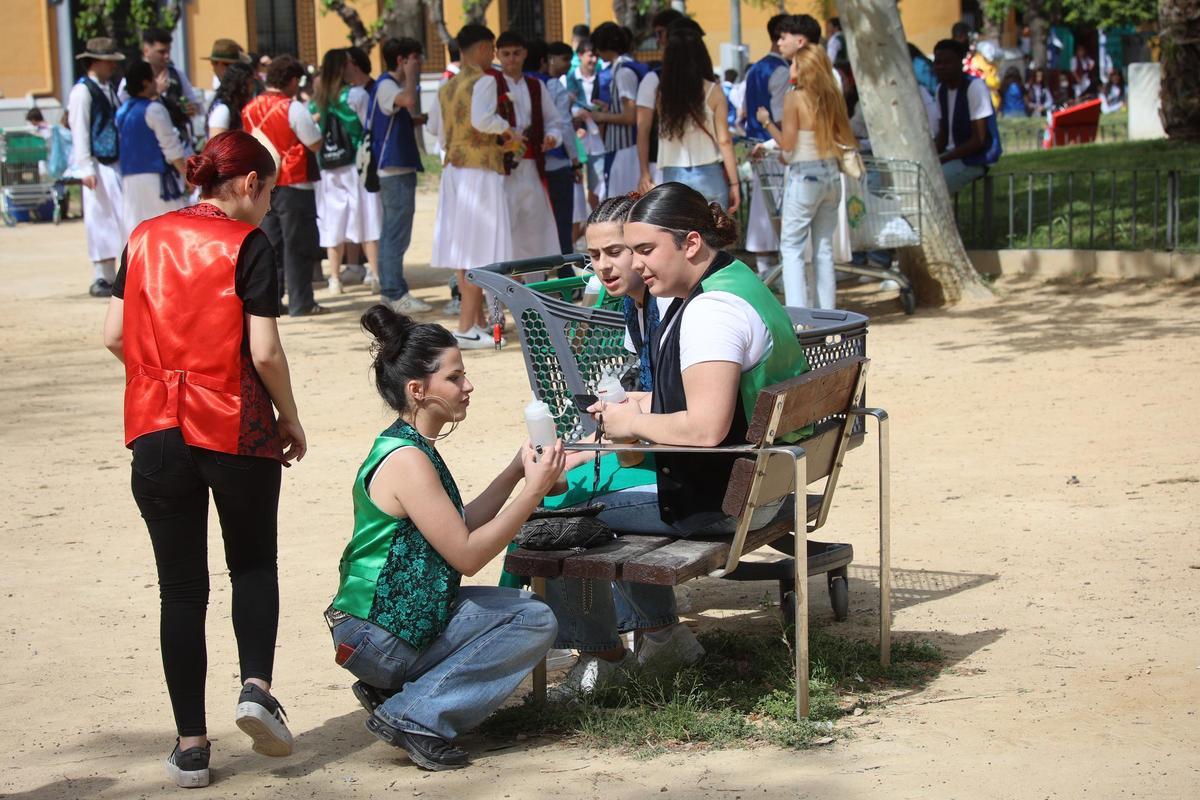 Unos jóvenes sacan unos vasos de plástico en la Merced.