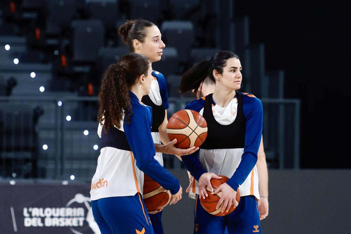 Leti Romero, Raquel Carrera y Elena Buenavida, en un entrenamiento reciente en el Roig Arena.