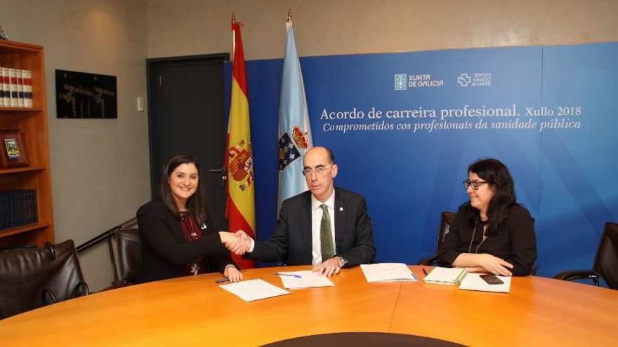 Leticia Santos y Vázquez Almuiña, ayer, tras pactar el protocolo para la esperada dotación.