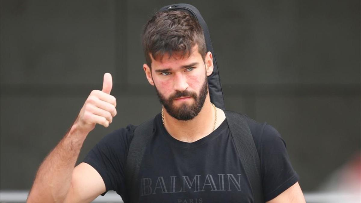 Alisson defenderá la portería del Liverpool los próximos seis años