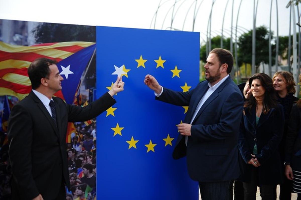 El candidato de ERC, Oriol Junqueras, coloca la supuesta futura estrella del Estado catalán junto al resto de las de la Unión Europea, este jueves, en Barcelona. JORDI COTRINA El candidato de ERC, Oriol Junqueras, coloca la supuesta futura estrella del Estado catalán junto al resto de las de la Unión Europea, este jueves, en Barcelona. JORDI COTRINA