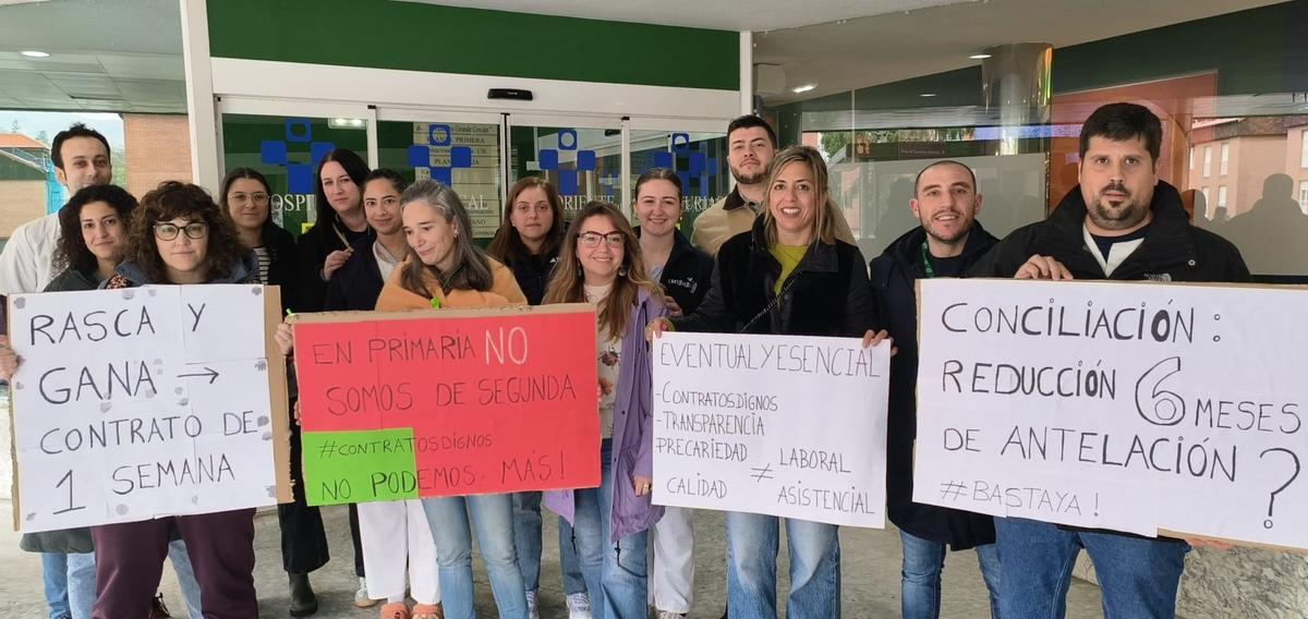 Varios profesionales eventuales de Enfermería, ayer, a las puertas del Hospital del Oriente.