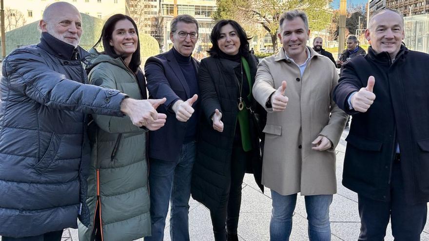 Miguel Lorenzo, a la derecha, con los candidatos de las capitales gallegas, Paula Prado y Feijóo.   | // L. O.