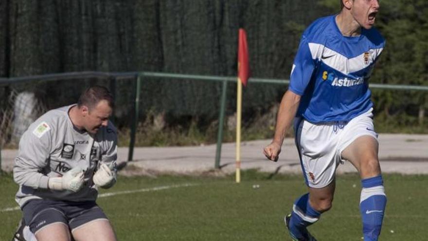 Jandrín celebra su gol para el Oviedo B ante el Colloto en la primera vuelta.