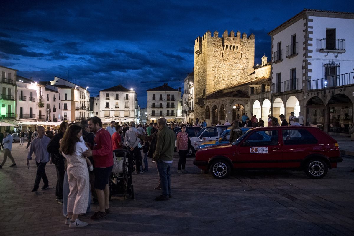 Fotogalería | La lluvía no ensombrece el rally de coches clásicos en la plaza Mayor de Cáceres