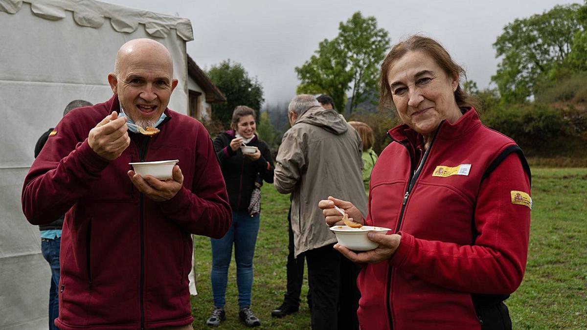 Dos personas degustan las lentejas de Tierra de Campos. | Jose Luis Fernández