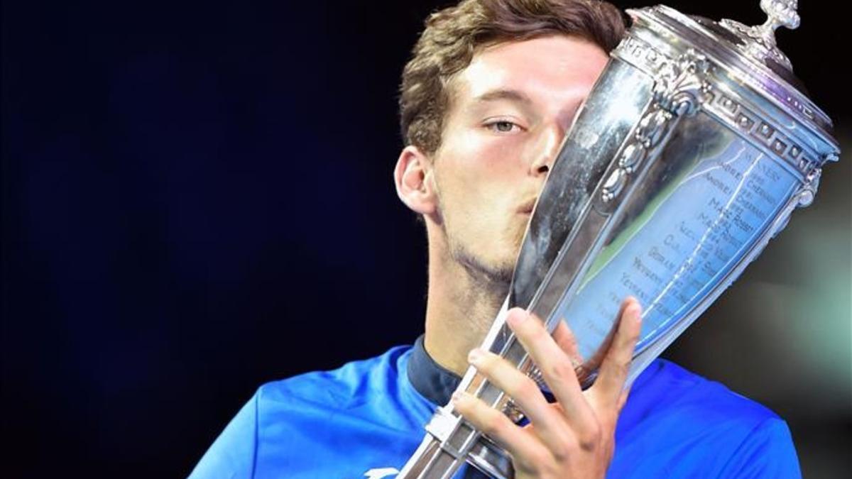 smejiasspain s pablo carreno busta kisses the trophy afte161023181509