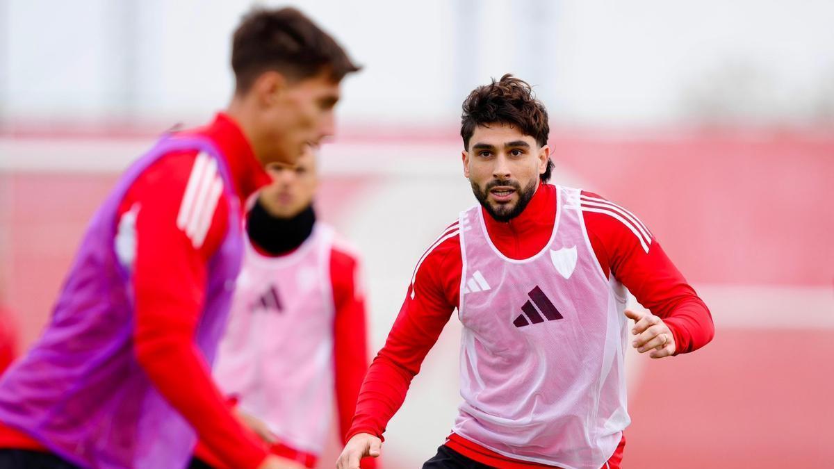 Neal Maupay, en su primer entrenamiento con el Sevilla FC