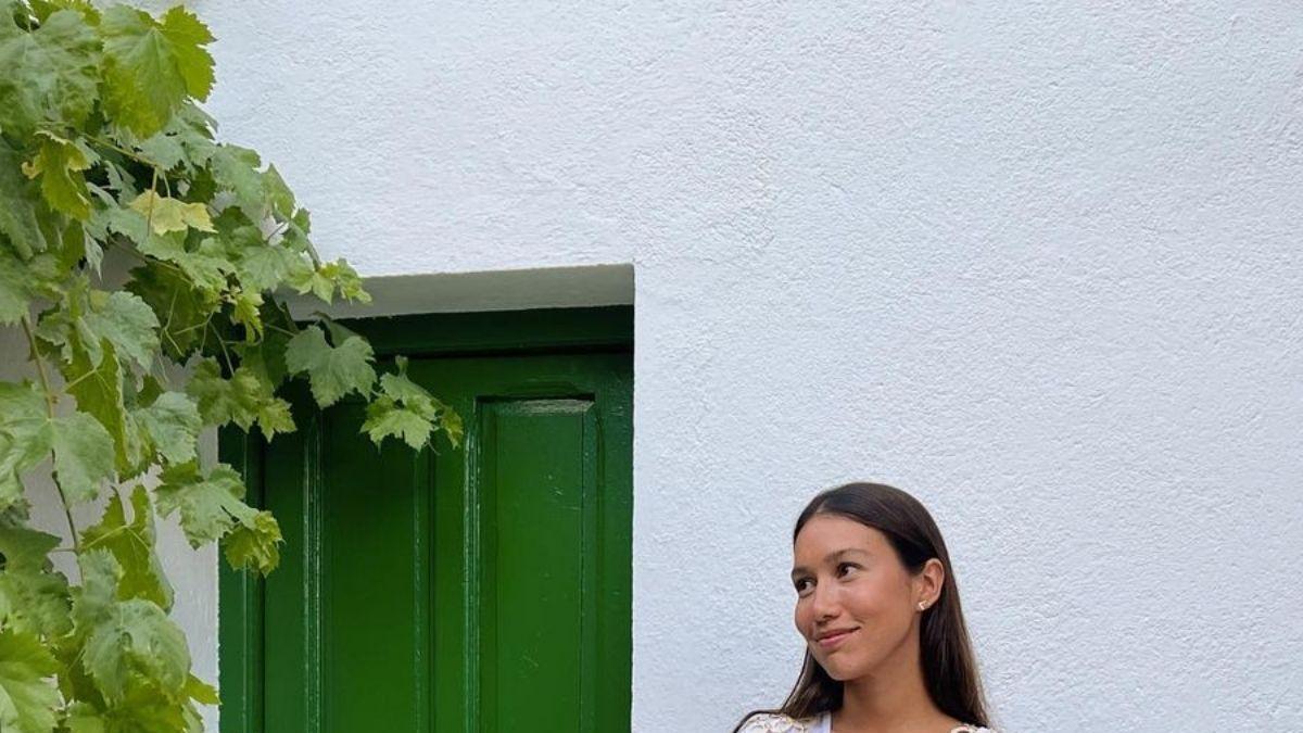 Melissa Villarreal con vestido blanco de lino y chaleco de Zara