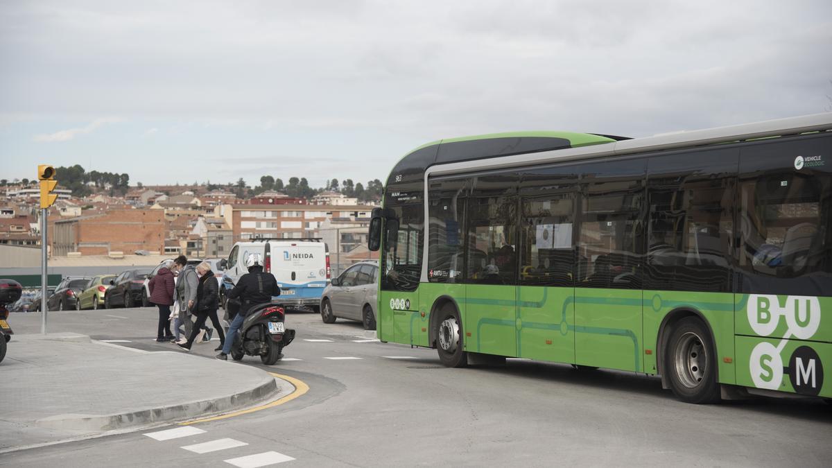 Un dels nous passos de vianants semaforitzats davant el CAP Sagrada Família