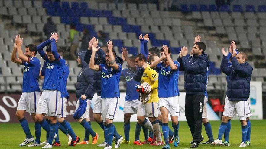 Los jugadores saludan a la grada, después de la victoria del sábado.