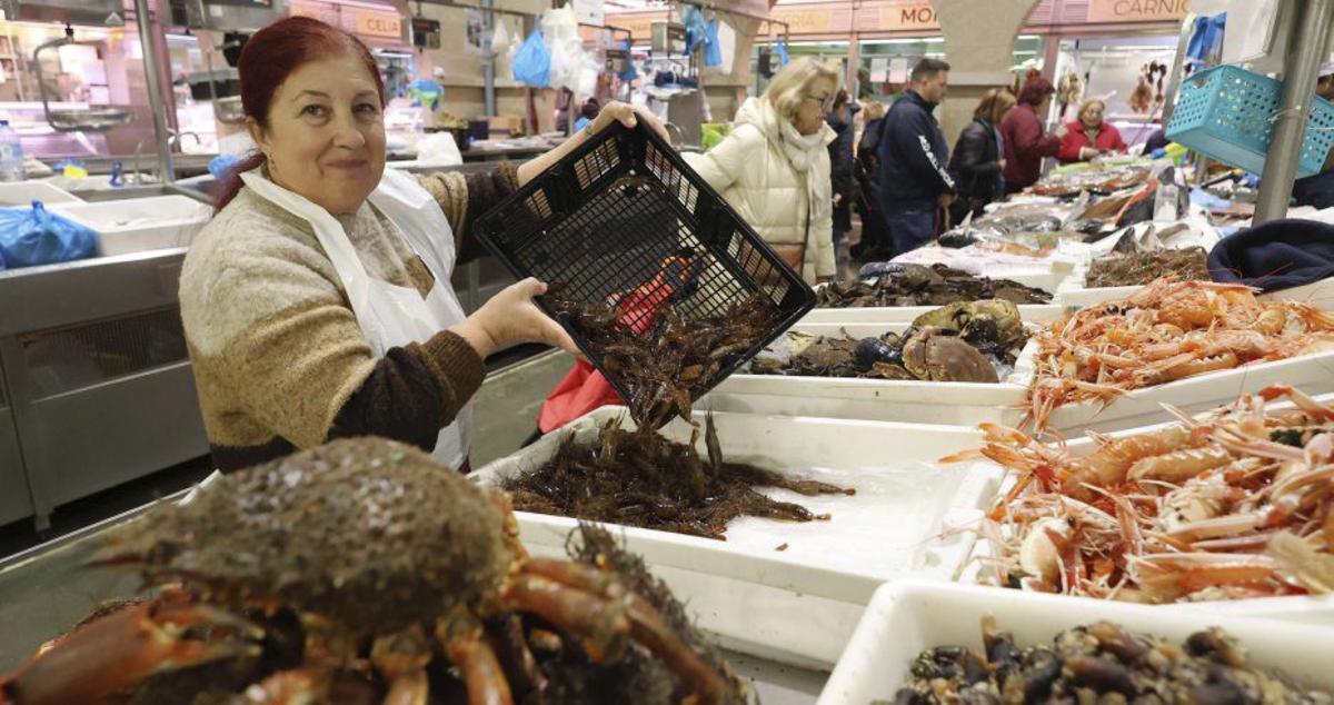 Marga, de Mariscos Soncha, muestra un centollo. |  Gustavo Santos