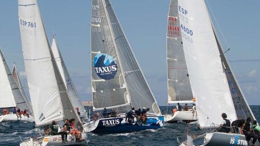 Cruceros durante una regata.