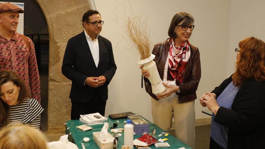 Nieves Roqueñí visita talleres artesanos en Gijón