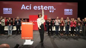 Diana Morant saluda tras ser proclamada secretaria general del PSPV, este domingo.
