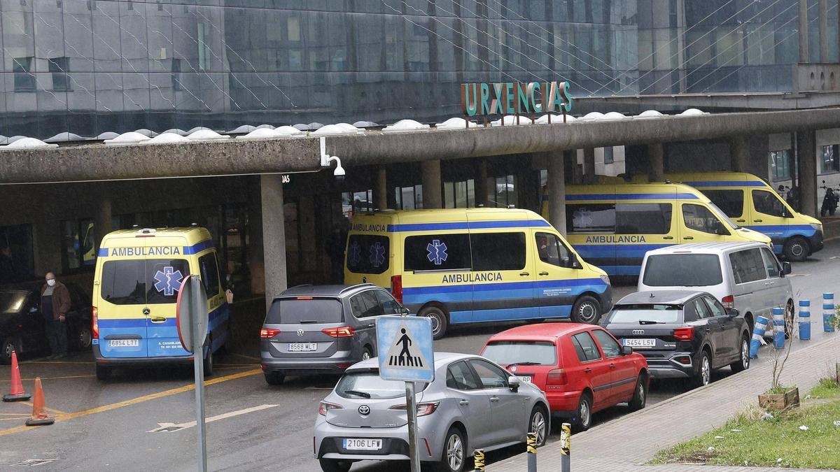 Ambulancias a las puertas de Urgencias del Hospital Clínico de Santiago