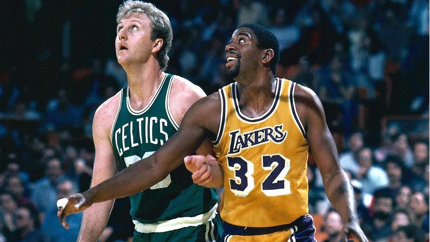 Magic Johnson y Larry Bird, durante un Lakers-Celtics.