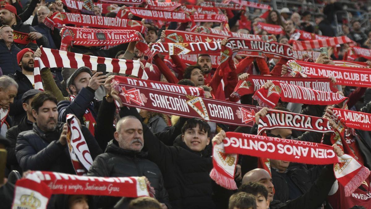Aficionados del Real Murcia durante el duelo ante el Hércules el pasado enero.