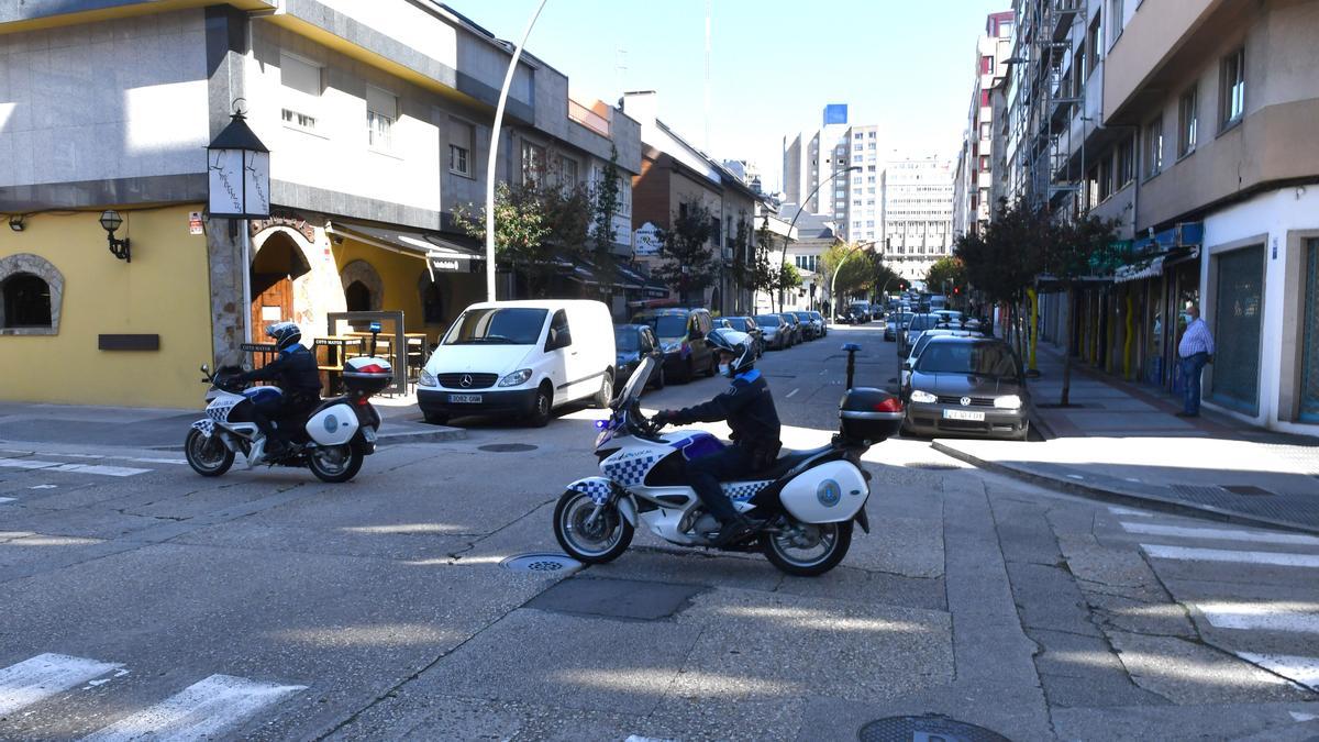 Agentes motorizados patrullan en Os Mallos.