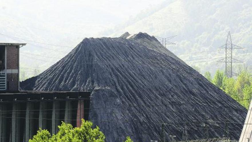 El parque de carbones de la central térmica de Soto de Ribera.